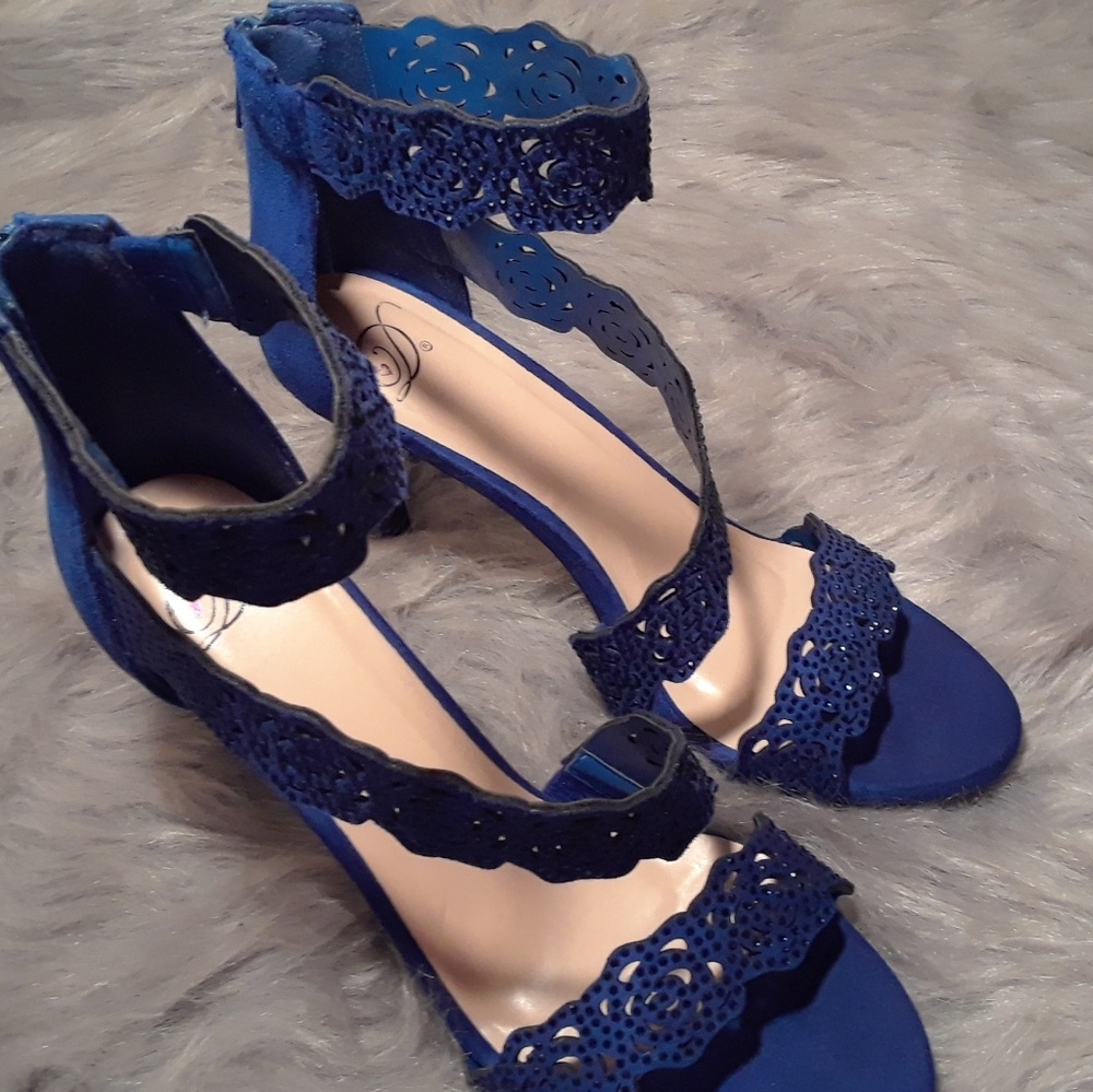 HEELS - Picture 2 of 2